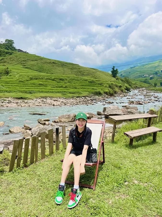 Hòa Minzy để lộ nhược điểm hình thể khi tạo dáng hững hờ-8