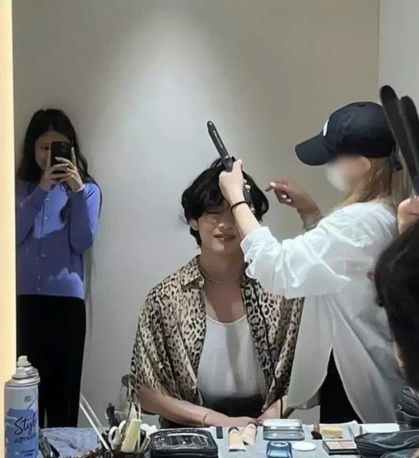 Hacker đã cố liên lạc với V và Jennie trước khi tung ảnh ôm hôn-1