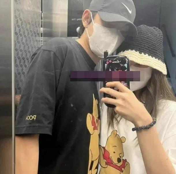 Hacker đã cố liên lạc với V và Jennie trước khi tung ảnh ôm hôn-3