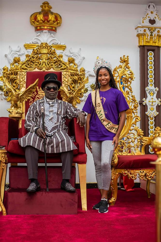 Miss Earth 2021 đội lệch vương miện, mặc lôi thôi gặp Quốc vương-3