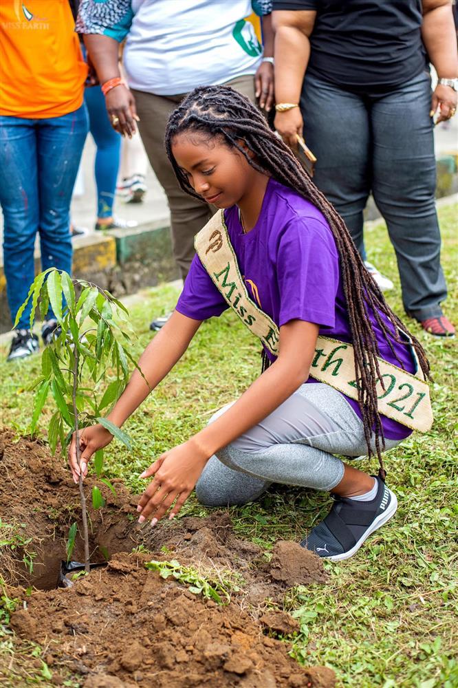 Miss Earth 2021 đội lệch vương miện, mặc lôi thôi gặp Quốc vương-2