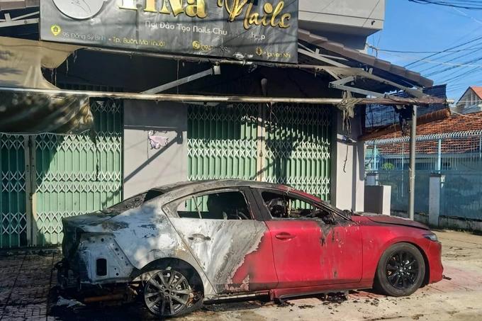 Ô tô đỗ trước nhà bốc cháy ngùn ngụt, nghi có người đốt-3