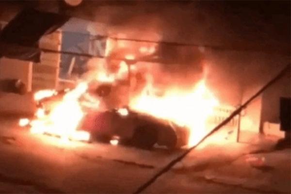 Ô tô đỗ trước nhà bốc cháy ngùn ngụt, nghi có người đốt-1