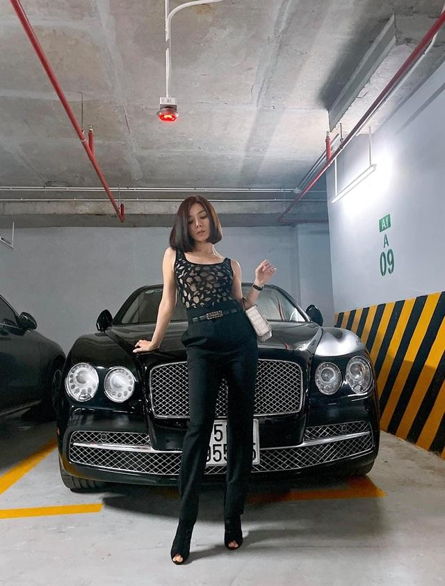 Lệ Quyên chăm tạo dáng với siêu xe 20 tỷ, kim cương đeo nặng tay-5