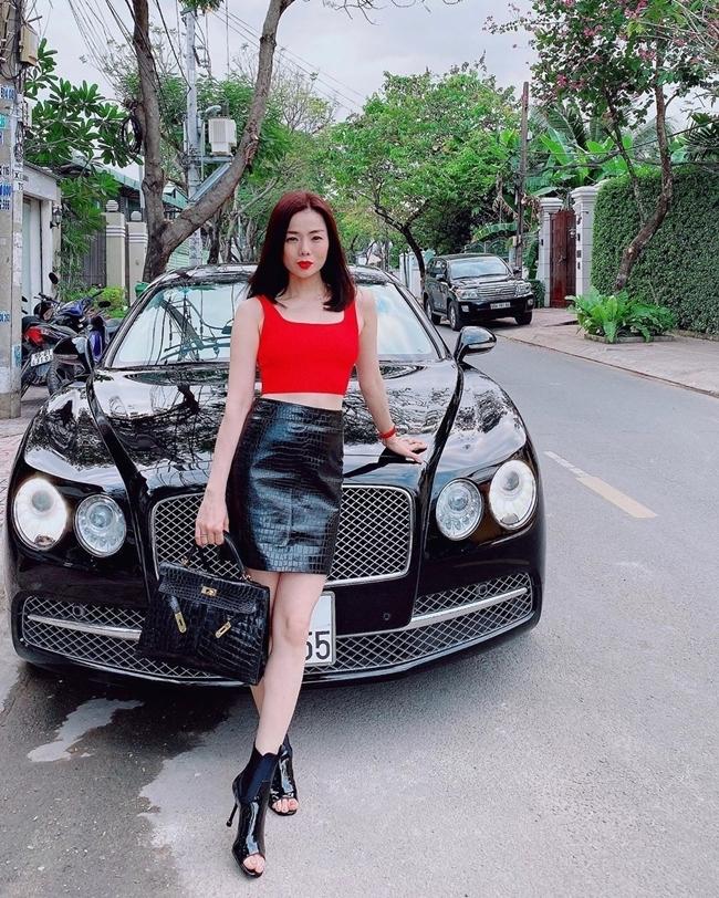 Lệ Quyên chăm tạo dáng với siêu xe 20 tỷ, kim cương đeo nặng tay-6