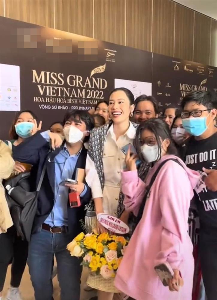 Nam Em tới sơ khảo Miss Grand Vietnam, bất thình lình đeo SBD?-1