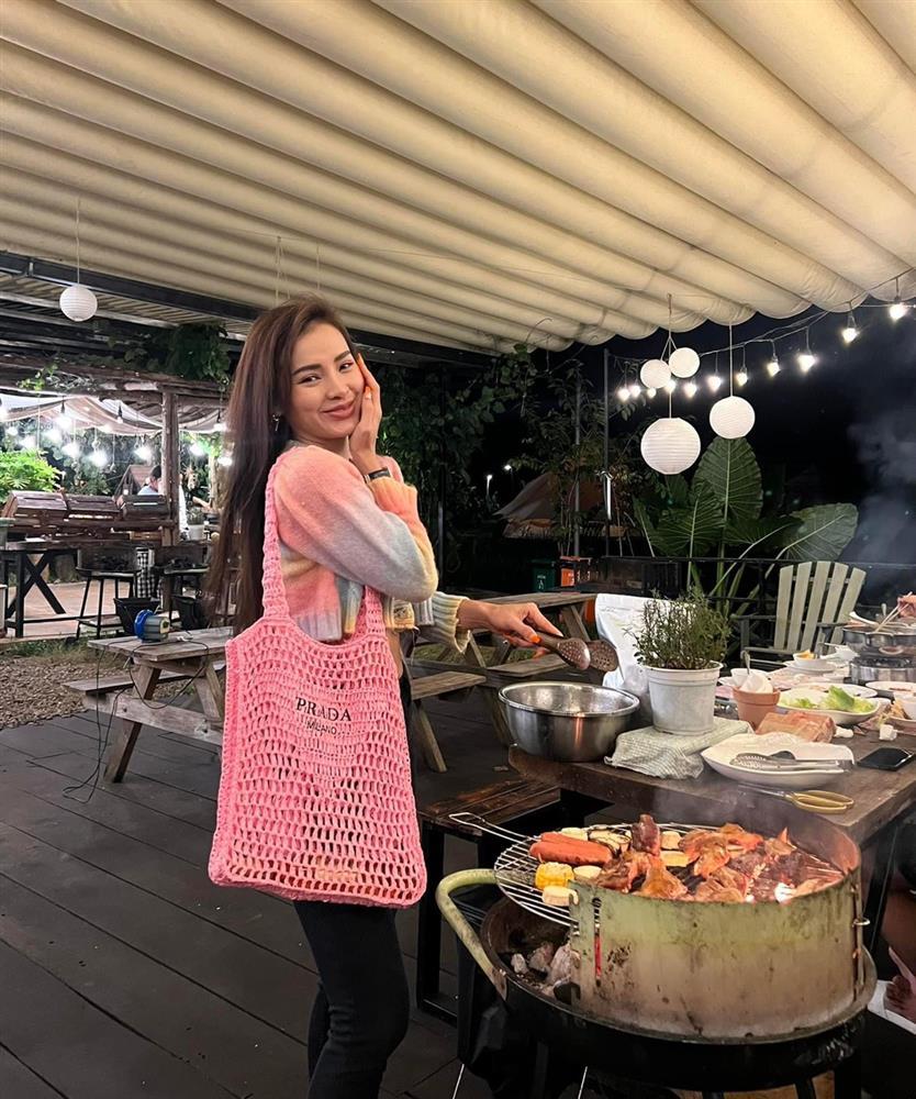 Phương Trinh Jolie đeo túi bị nghi hàng fake sống ảo muôn nơi-1