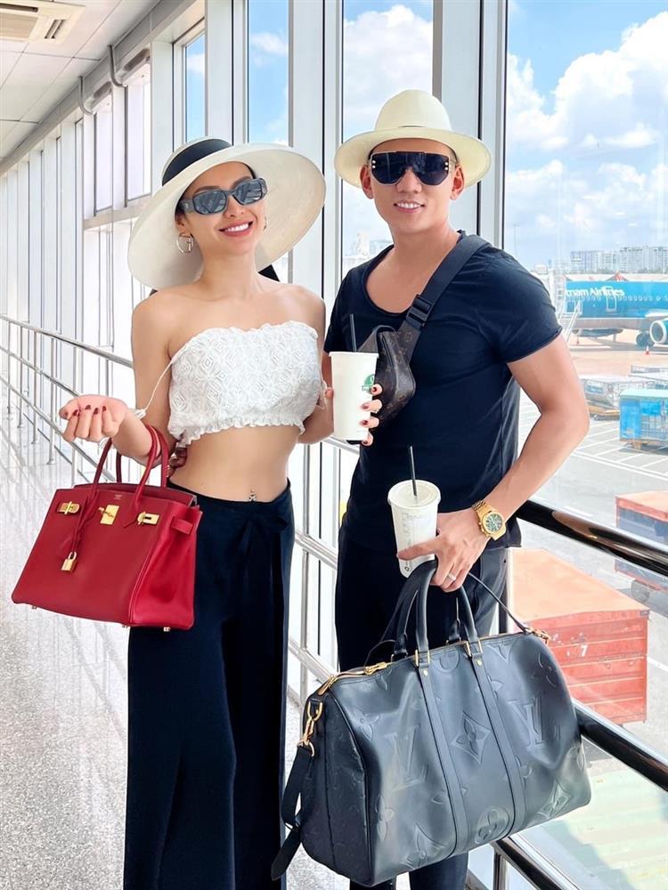 Phương Trinh Jolie đeo túi bị nghi hàng fake sống ảo muôn nơi-2