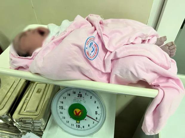 Bé gái sơ sinh chào đời với cân nặng 6,2 kg-1