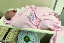 Bé gái sơ sinh chào đời với cân nặng 6,2 kg