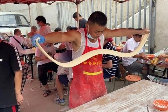 Thợ làm bánh biểu diễn trên đường phố Trung Quốc