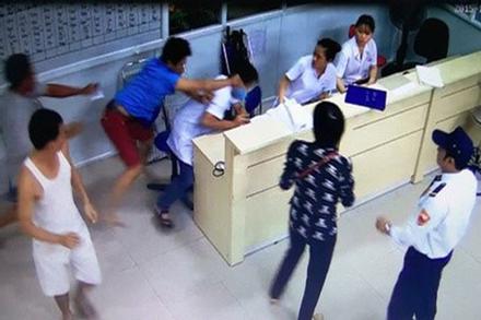 Khởi tố đối tượng túm cổ áo, tấn công các y bác sĩ BV Bạch Mai