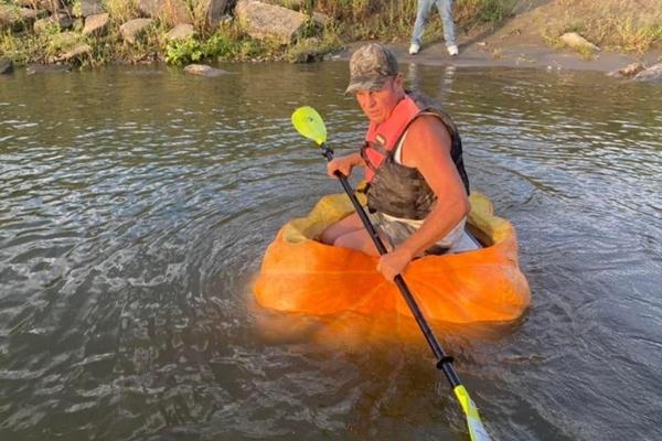 Người làm vườn ở Mỹ trồng quả bí ngô nặng 1.158 kg lập kỷ lục-2