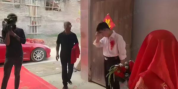 Cô dâu đòi thêm 200 triệu mới lên xe hoa, chú rể tủi hổ chào thân ái-1