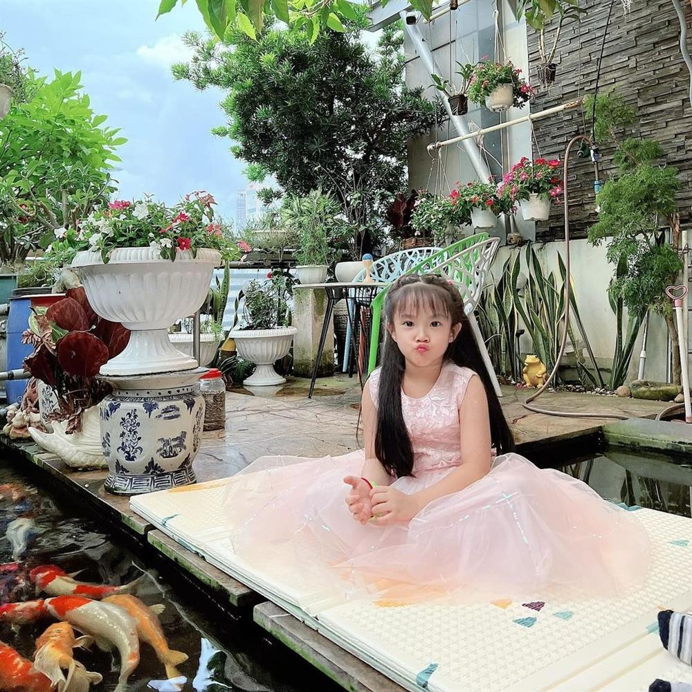 Con gái Diệp Lâm Anh càng lớn càng xinh, giống bố như tạc-1