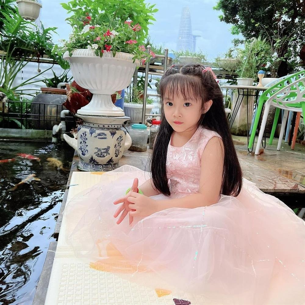 Con gái Diệp Lâm Anh càng lớn càng xinh, giống bố như tạc-2