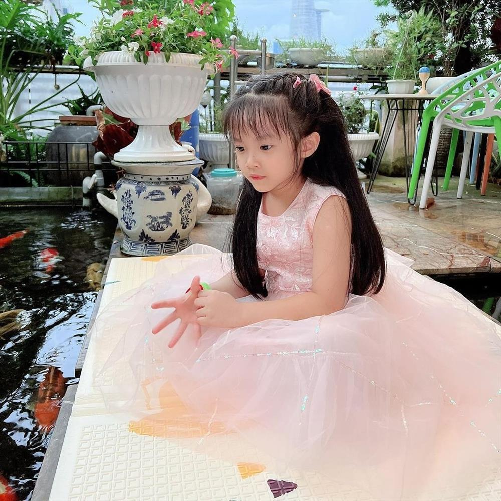 Con gái Diệp Lâm Anh càng lớn càng xinh, giống bố như tạc-3