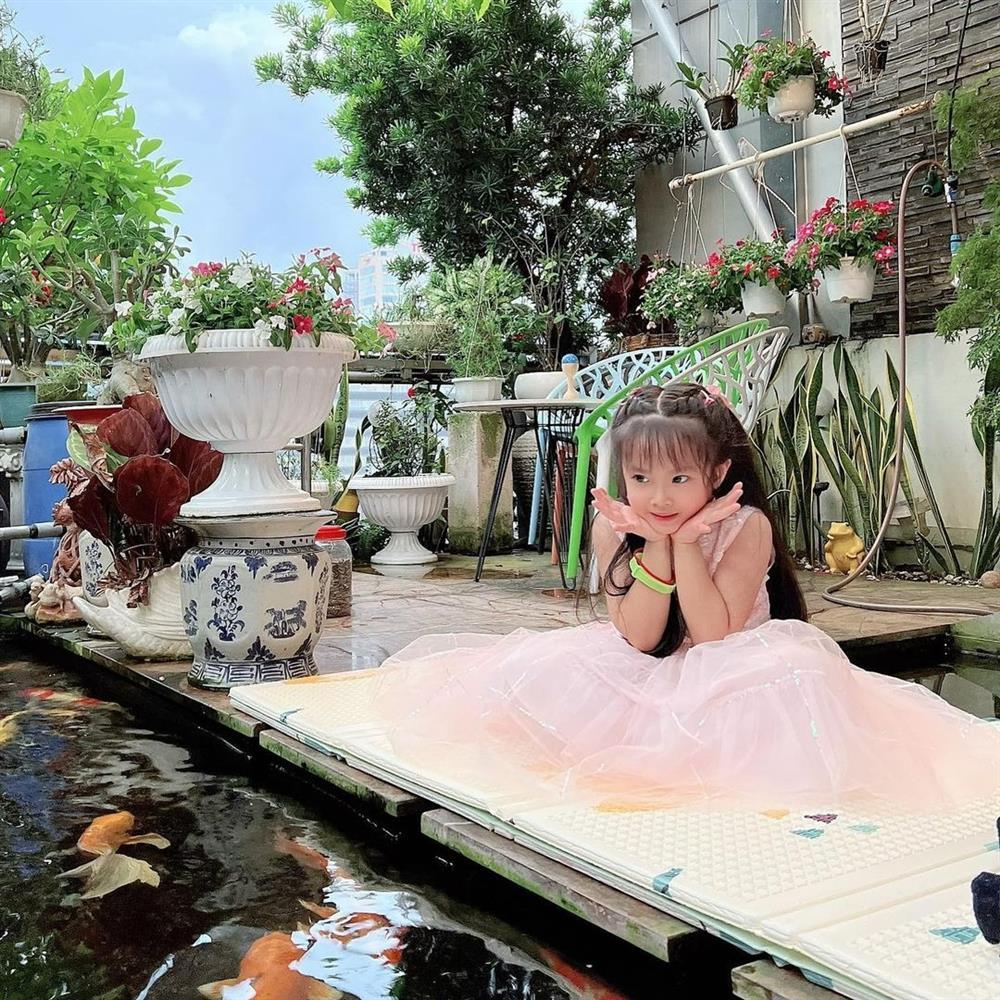 Con gái Diệp Lâm Anh càng lớn càng xinh, giống bố như tạc-4