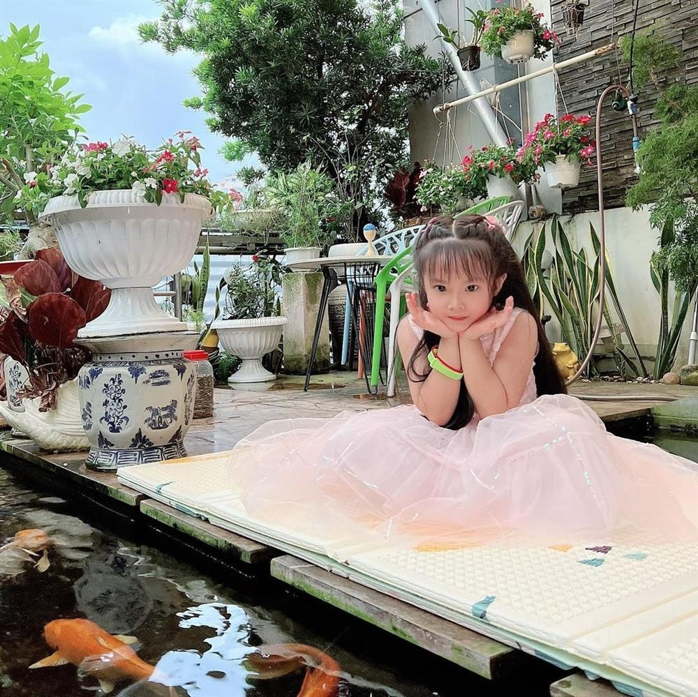 Con gái Diệp Lâm Anh càng lớn càng xinh, giống bố như tạc-5