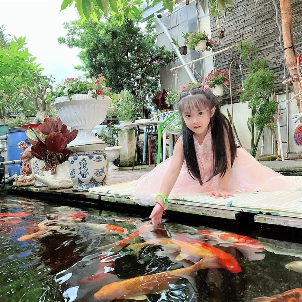 Con gái Diệp Lâm Anh càng lớn càng xinh, giống bố như tạc-6