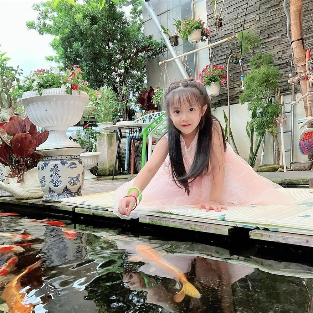 Con gái Diệp Lâm Anh càng lớn càng xinh, giống bố như tạc-7