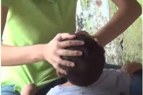 Bé trai 7 tuổi nghi bị bố đẻ bóp cổ đến chết-1