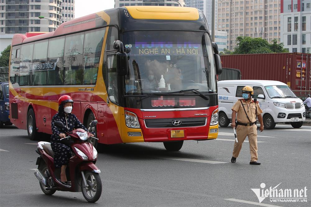 Mẹ và bé ngồi kẹp giữa lối đi trên xe giường nằm về quê dịp 2/9-1