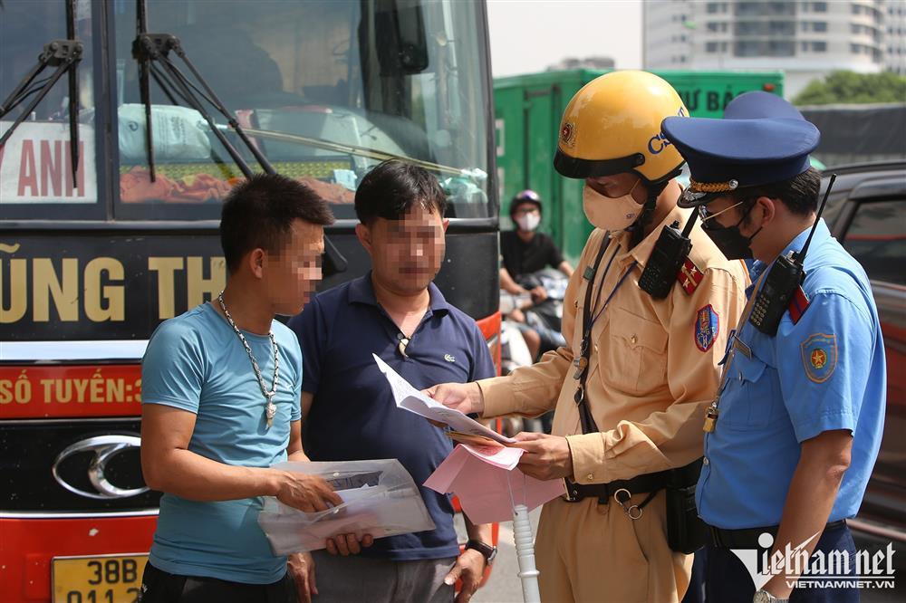 Mẹ và bé ngồi kẹp giữa lối đi trên xe giường nằm về quê dịp 2/9-3