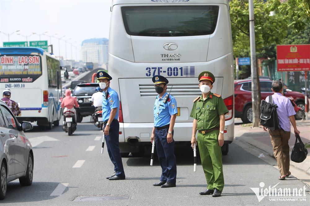 Mẹ và bé ngồi kẹp giữa lối đi trên xe giường nằm về quê dịp 2/9-6