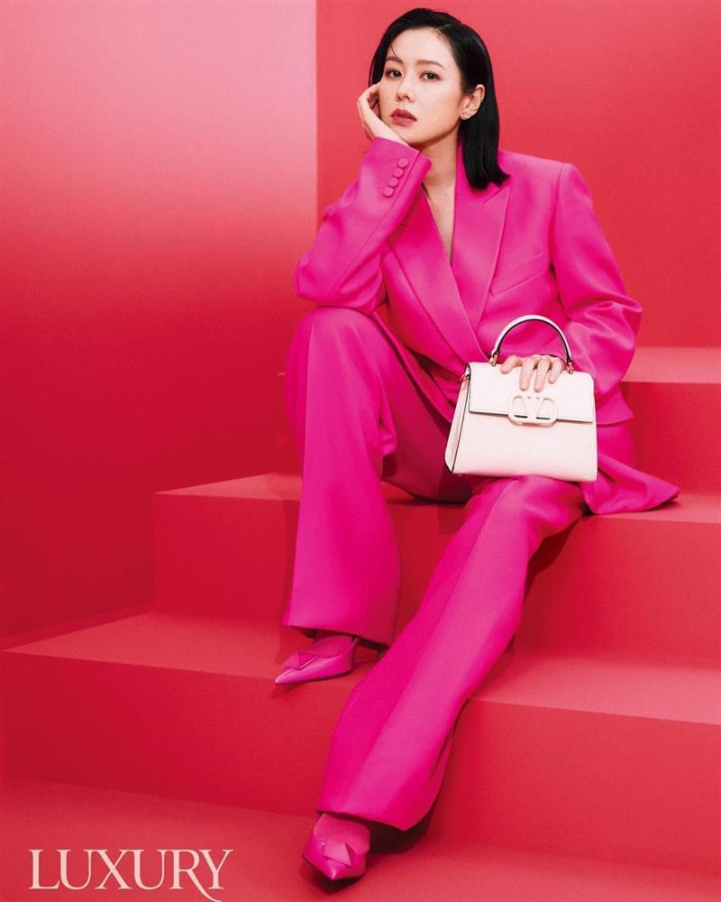 Son Ye Jin đầy thần thái, giấu bụng bầu thần sầu trên bìa tạp chí-4