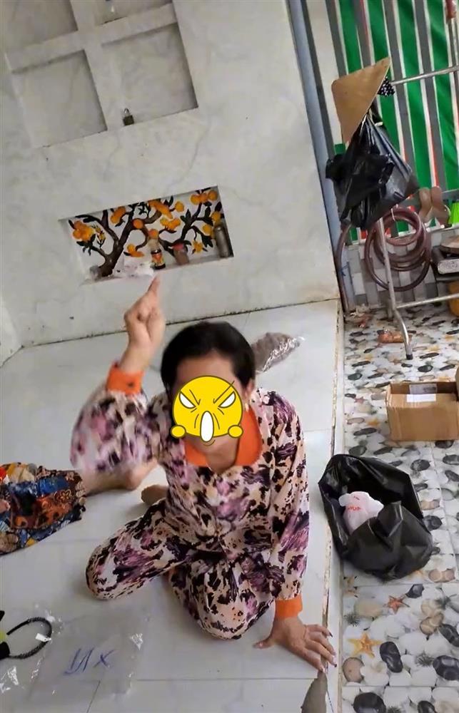 Nằng nặc bóc hàng xong mới nhận, người phụ nữ lầy không trả tiền ship-2