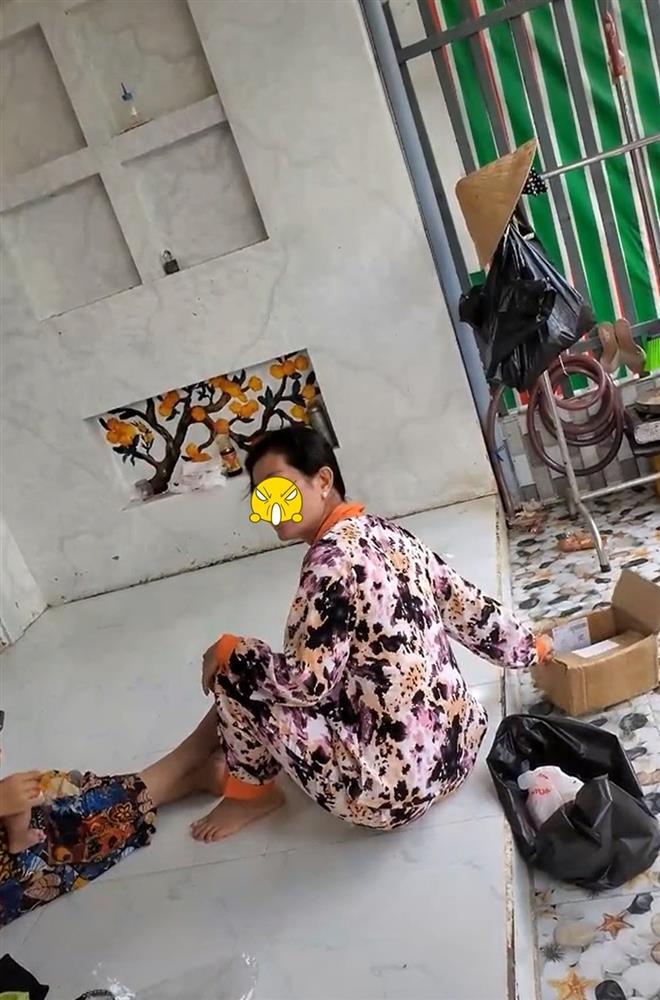 Nằng nặc bóc hàng xong mới nhận, người phụ nữ lầy không trả tiền ship-3