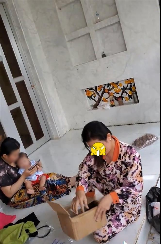 Nằng nặc bóc hàng xong mới nhận, người phụ nữ lầy không trả tiền ship-4