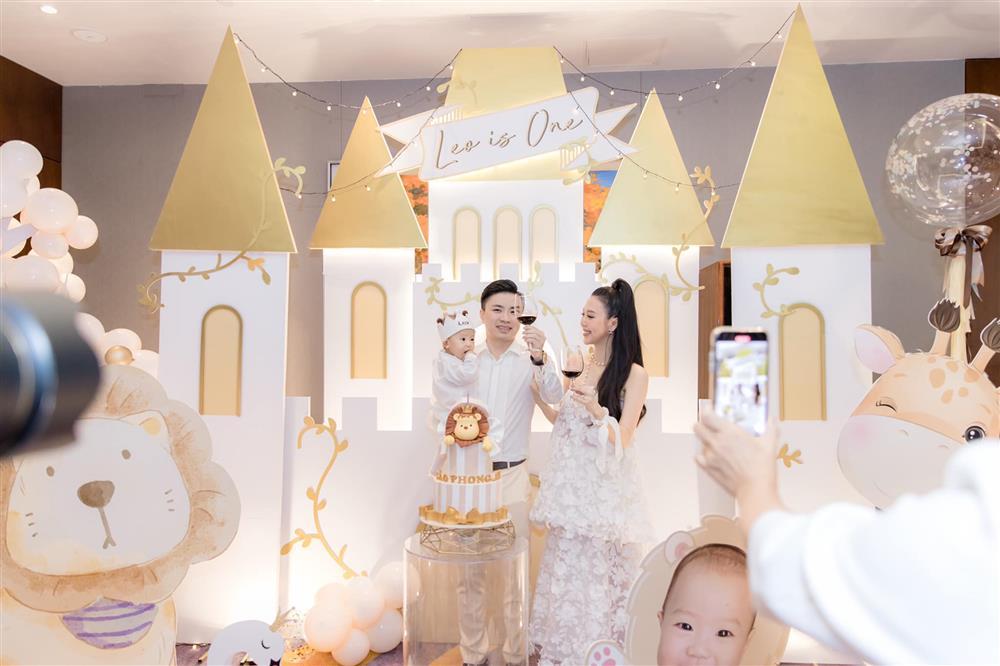 Giật mình cảnh hot girl Người Ấy Là Ai chăm con mọn-3