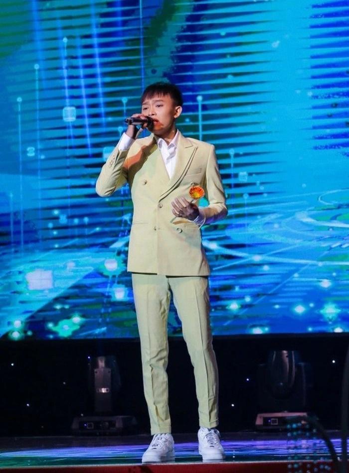 Sự khác biệt khi Hồ Văn Cường song ca với Ngọc Sơn và Phi Nhung-2