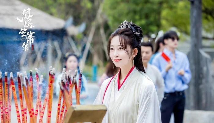 Một phú bà tự chi tiền, đóng luôn nữ chính để thỏa giấc mộng diễn viên-4