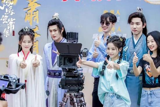 Một phú bà tự chi tiền, đóng luôn nữ chính để thỏa giấc mộng diễn viên