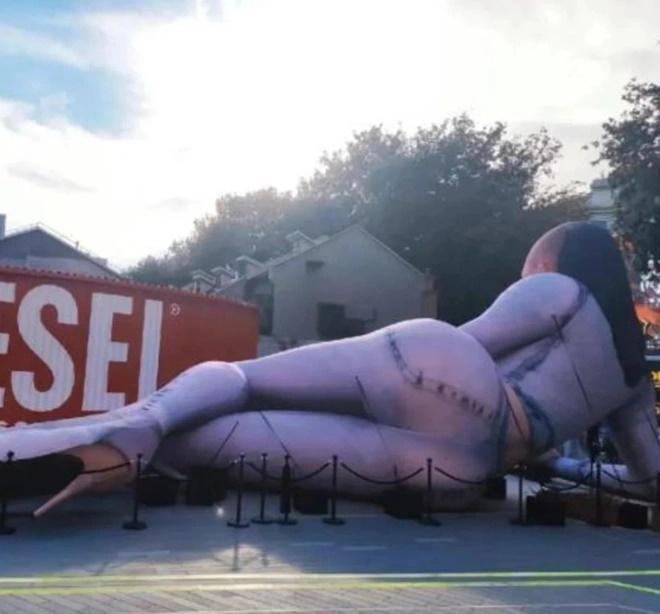 Búp bê khổng lồ trên phố ám ảnh người dân Thượng Hải-2