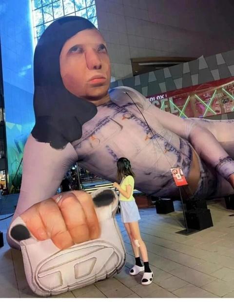 Búp bê khổng lồ trên phố ám ảnh người dân Thượng Hải-3