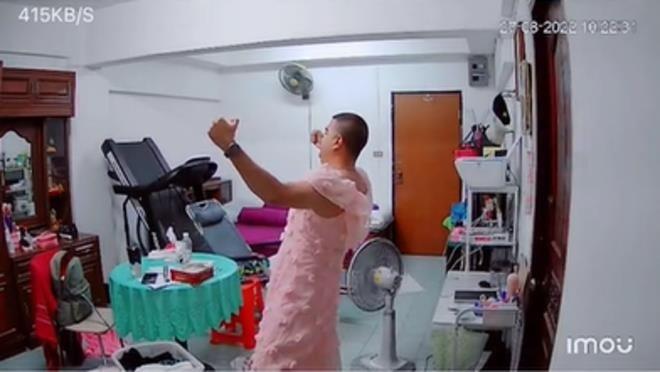 Mở camera kiểm tra, vợ bắt quả tang chồng có hành động lạ-5