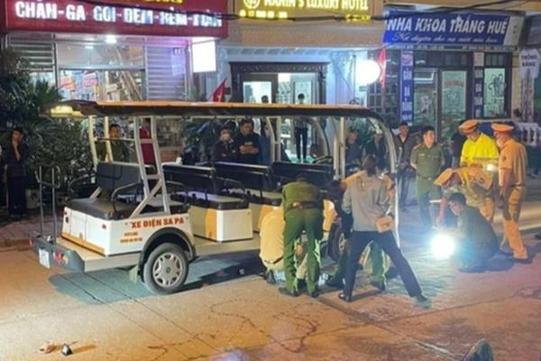 Bé gái 5 tuổi ở Sapa chạy qua đường bị xe điện du lịch tông tử vong-1