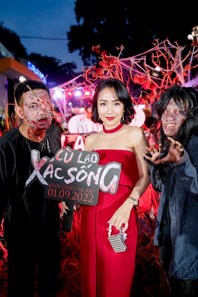 Ốc Thanh Vân đỏ rực giữa binh đoàn xác sống-2