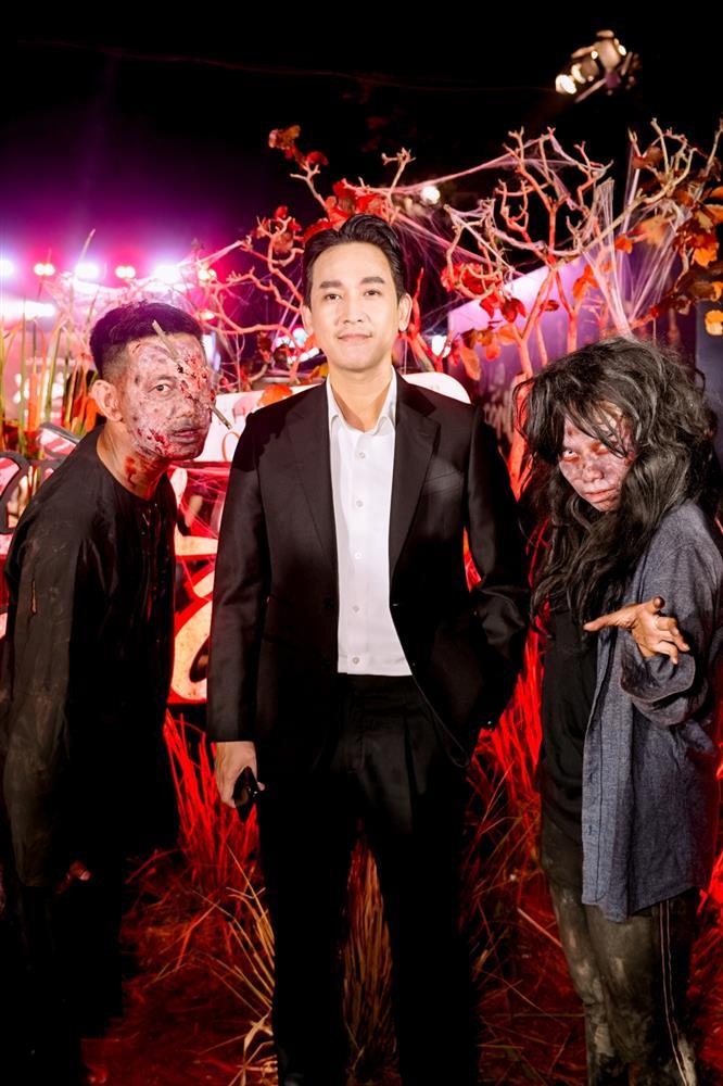 Ốc Thanh Vân đỏ rực giữa binh đoàn xác sống-7