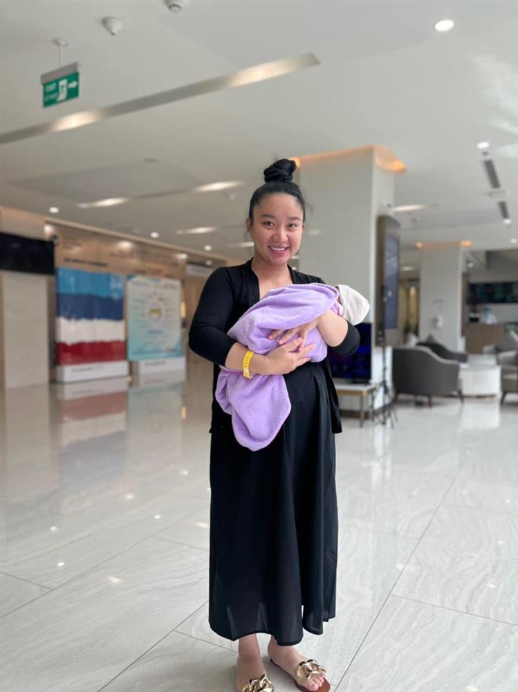 Vợ Lê Dương Bảo Lâm công khai tên thật quý tử thứ 3-4