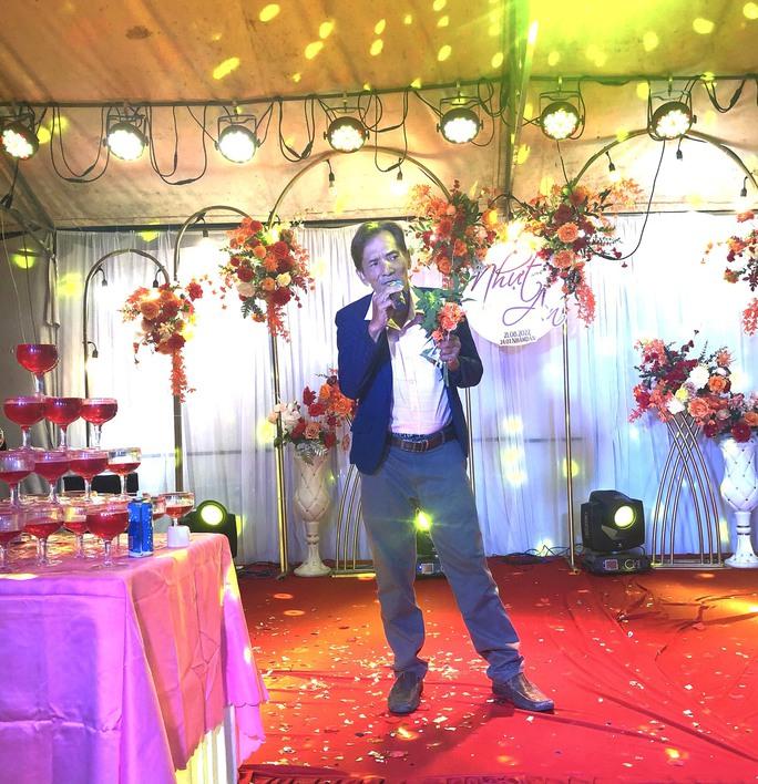 Xong phim mới, Thương Tín phải về quê chữa chân hậu đột quỵ-1