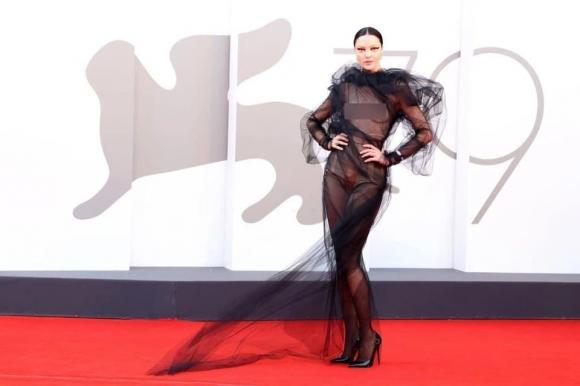 Thảm đỏ LHP Venice: Người mẫu gây nhức mắt với váy xuyên thấu-1