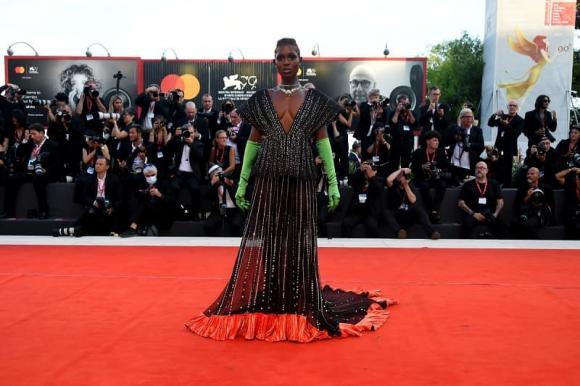 Thảm đỏ LHP Venice: Người mẫu gây nhức mắt với váy xuyên thấu-4