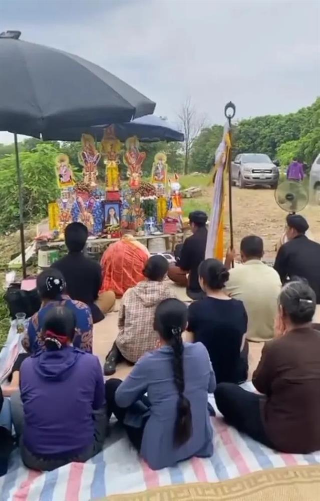 Gia đình đến bờ sông làm lễ 49 ngày cho cô gái mất tích bí ẩn-1