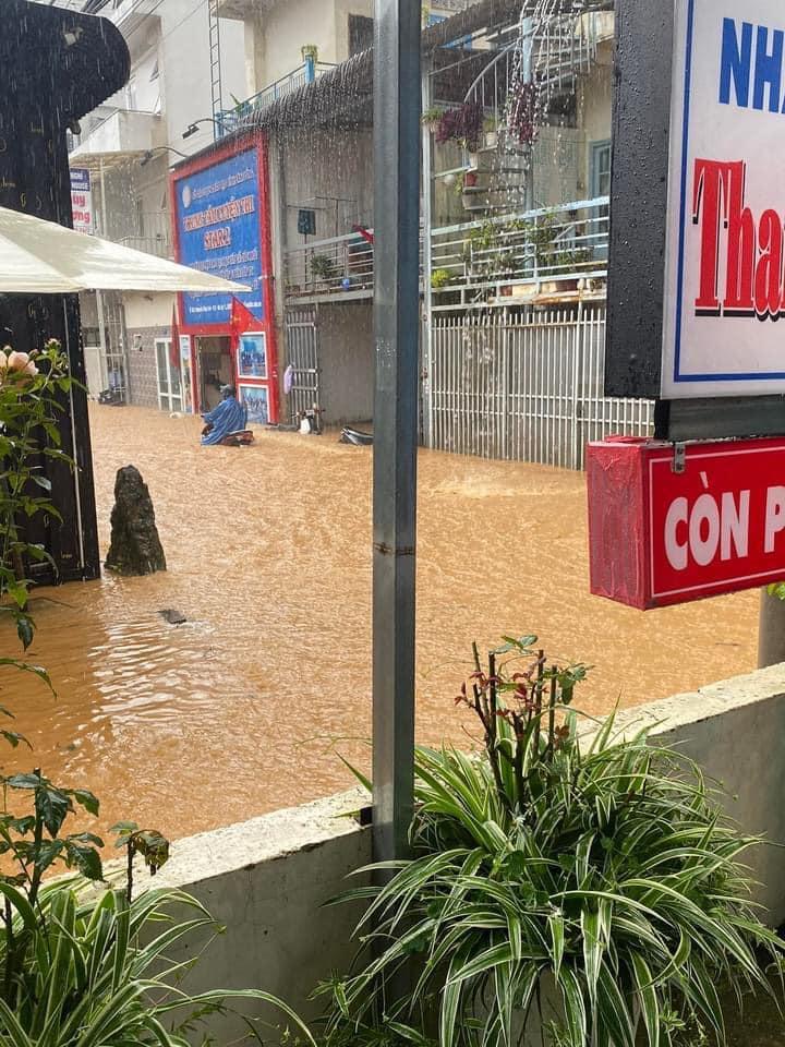 Phố núi Đà Lạt ngập thành sông trong ngày đầu nghỉ lễ 2/9-2