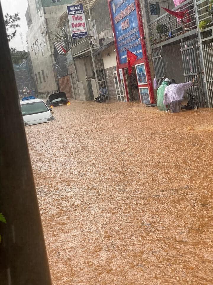 Phố núi Đà Lạt ngập thành sông trong ngày đầu nghỉ lễ 2/9-4